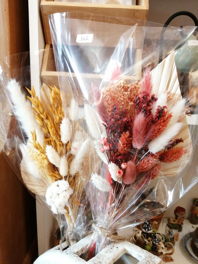 Bouquet simple  de fleurs séchées avec feuille de palmier