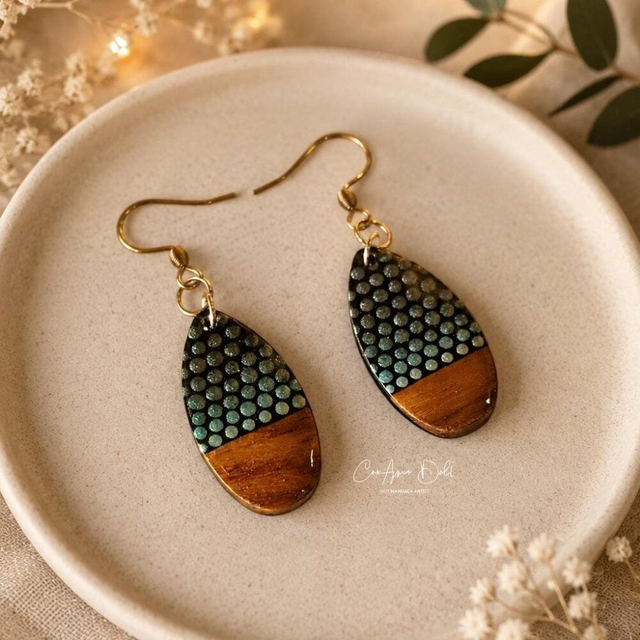 Boucles d’oreilles gouttes en bois – Bleu métallisé peint à la main