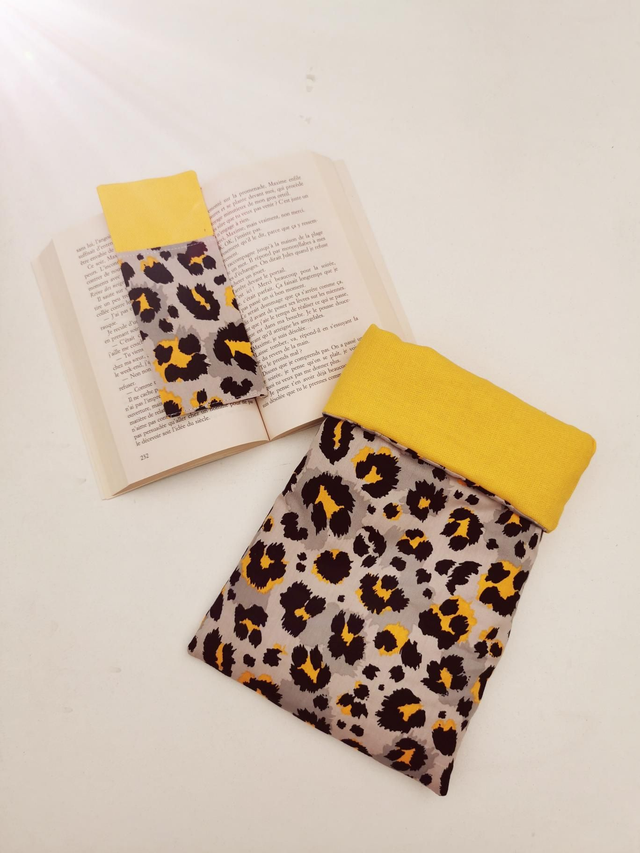 Pochette à livre de poche léopard jaune et marque-page