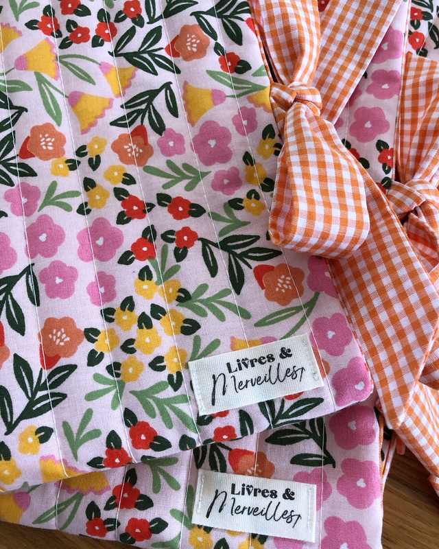 Pochette à livres Flora - ouverture latérale avec nœud en vichy