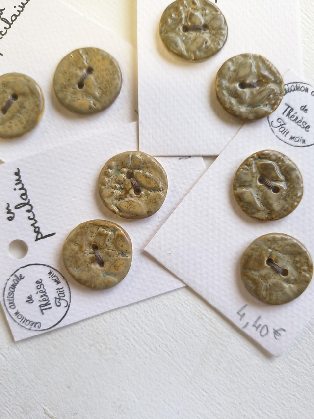 Boutons marron texturés 