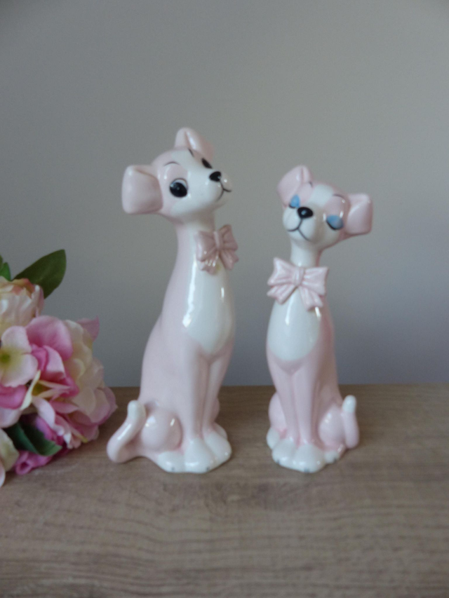 Couple de Chiens Romantiques en Céramique Blanc et Rose, Déco Poétique pour Chambre d’Enfant ou Cadeau Tendre à Offrir -