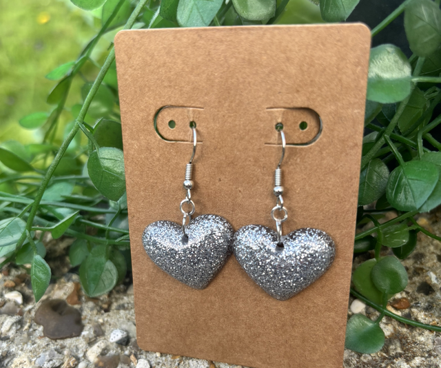 Boucles d’oreilles résine cœur argenté à paillettes 