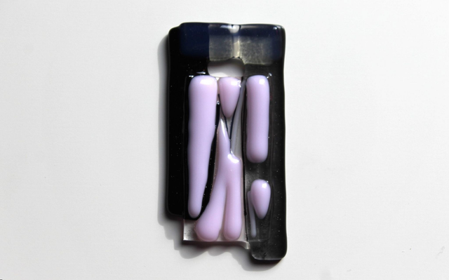 o7 Schmuckanhänger aus Glas , Farbakzent rosé . graphit . 4 x 8 cm