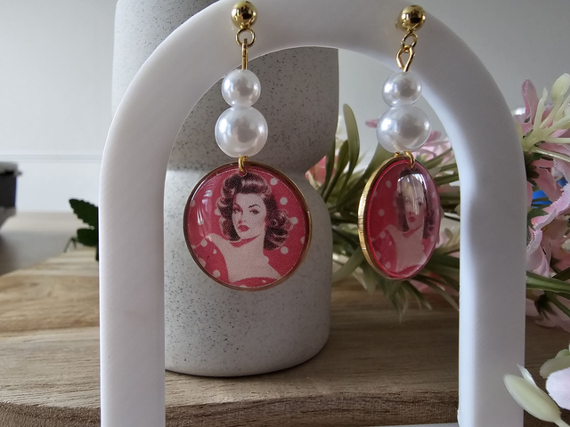 &quot;RÉTRO CHIC&quot; PIN-UP fond rouge poid noir