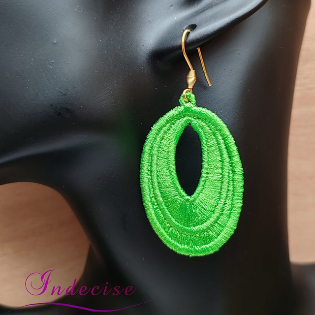 Boucles d'oreilles vert vif, broderie en machine - Créations issues de l'artisanat français par Indecise