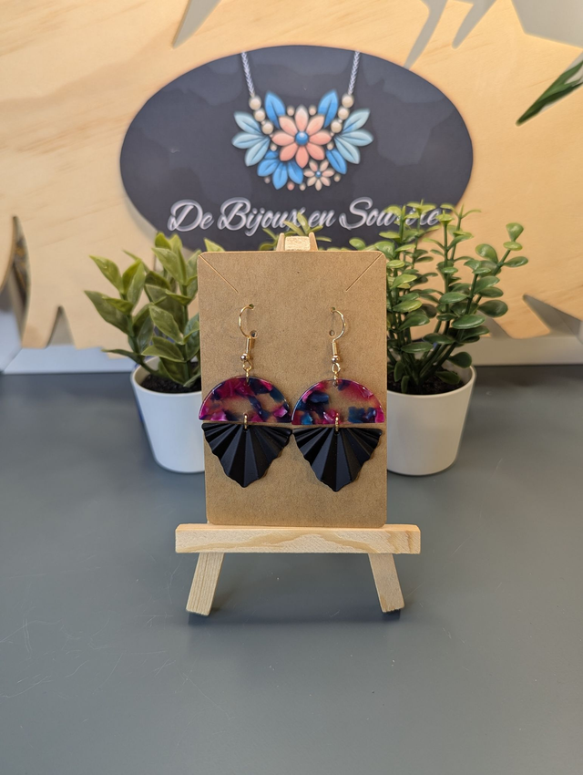 Boucles d'oreilles en deux parties, rose, bleu et noir. 