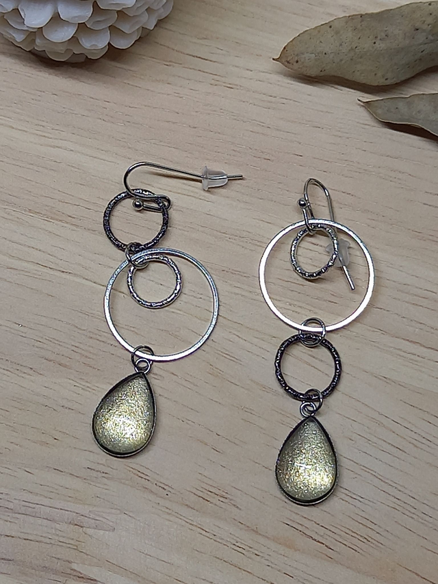 Boucles d&#039;oreilles asymétriques - cabochon goutte jaune nacré /  cercles - métal texturé et fin- argenté /argenté