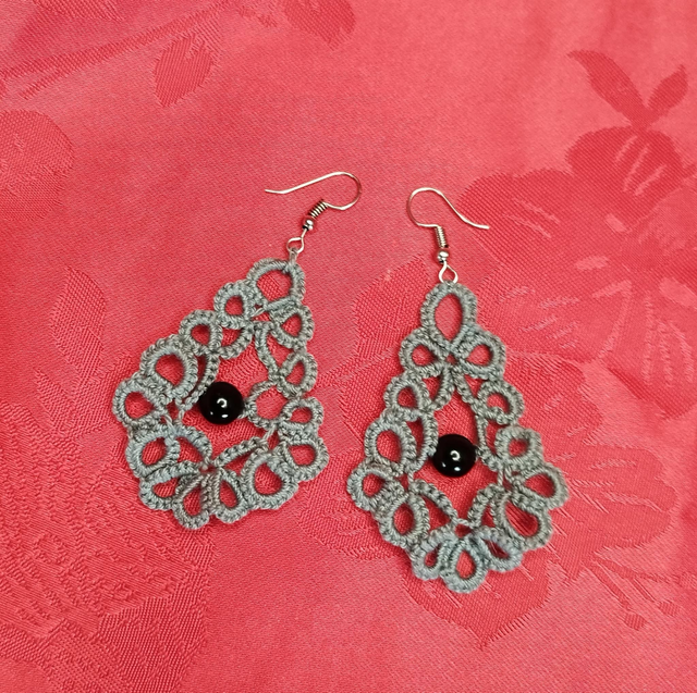 Boucles d&#039;oreilles frivolitées grises 