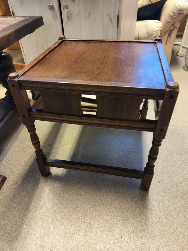 Puinen sivupöytä #210