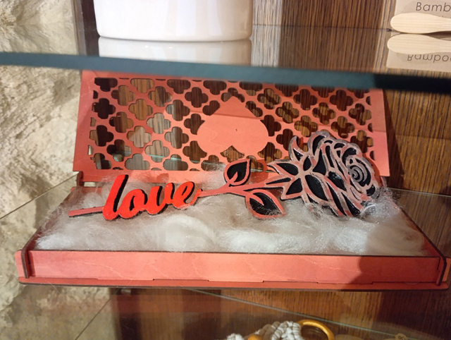 Rose en bois dans sa boîte en bois 