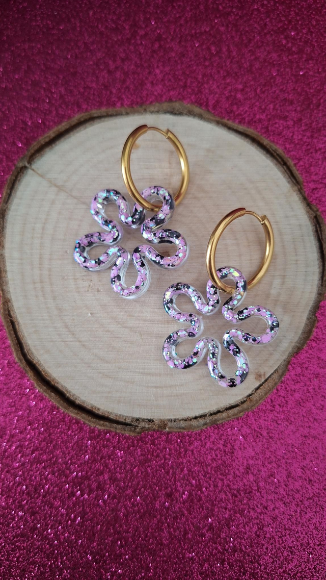 Créoles dorées fleurs ajourées paillettes noires/roses/blanches