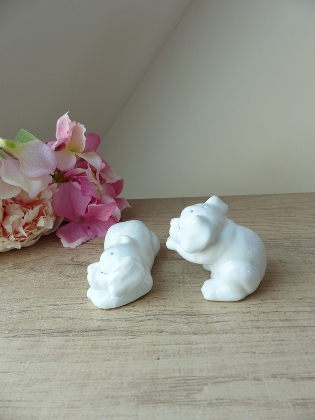 Vintage Salière et Poivrière, couple de chiens en céramique blanche, décor cuisine années 1970 - 80