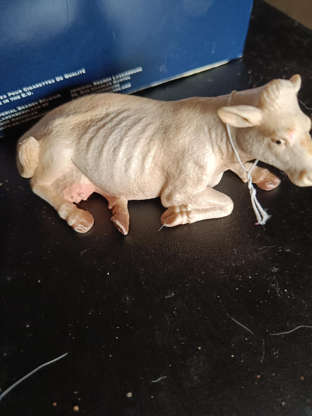 Vache réaliste couchée 