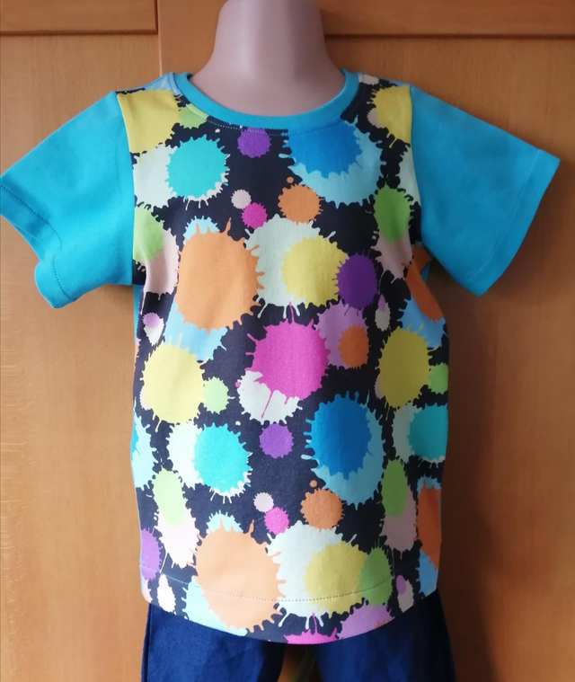 T-shirt - 3 yrs (98 cm).   Big splodges