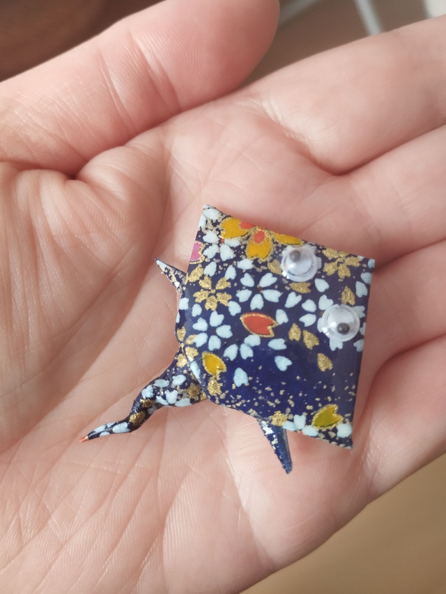 Broche raie bleu marine et fleurie