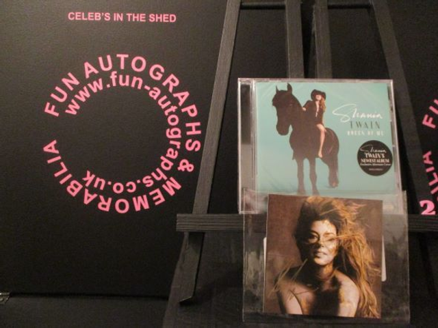 Shania Twain - 'Queen Of Me Exclusive' Album + Authentic Autographed Album Art Card (2)
