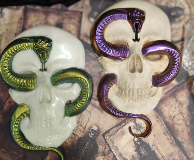 Statua Teschio con serpente da parete - trasformazione, protezione e potere