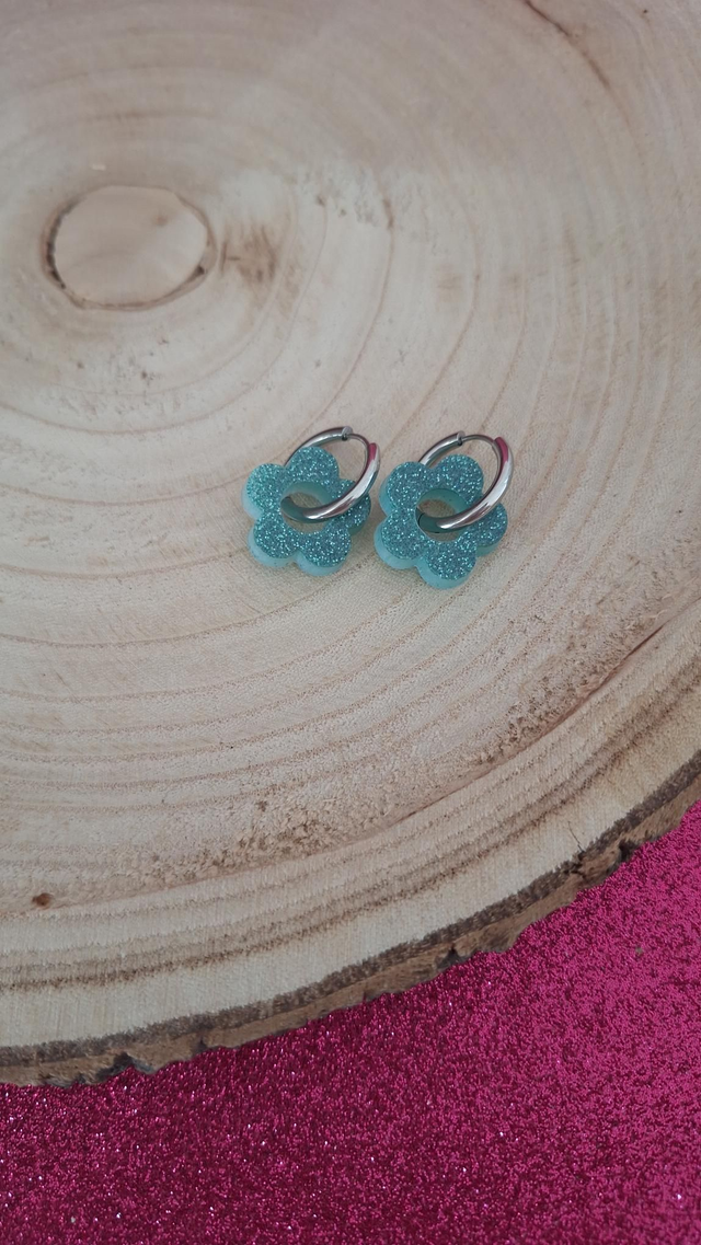 Boucles d&#039;oreilles créoles argentées fleurs paillettes turquoises 