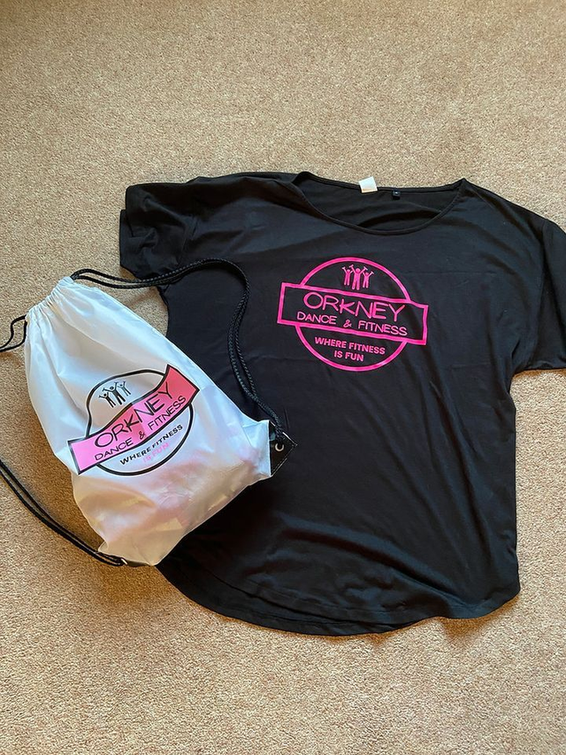 Tombo scoop neck tee Neon pink logo