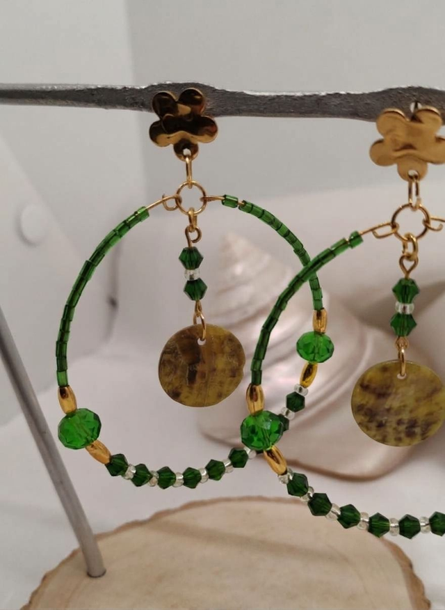 Boucles d'oreilles créoles vertes et dorées à pendentif médaillon