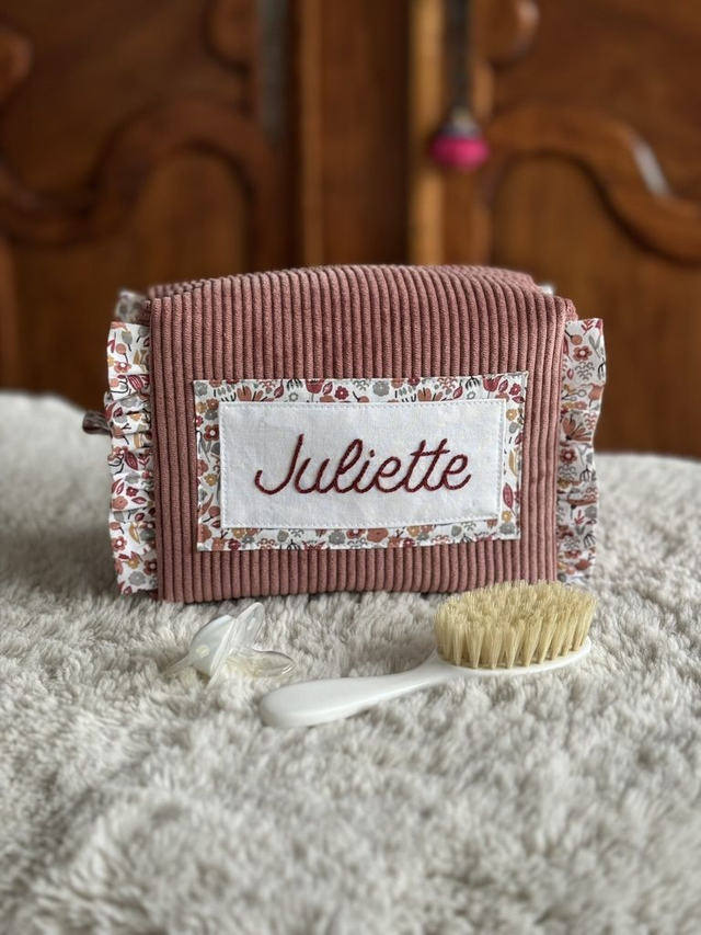 Trousse de toilette naissance / prénom brodé + froufrous ⭐️ SUR-MESURE