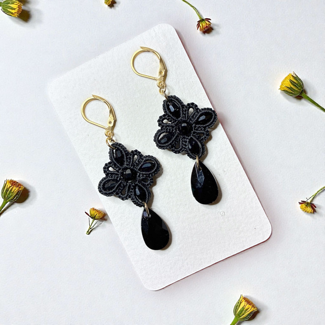 Boucles d'oreilles en dentelle de frivolité et perle en cristal
