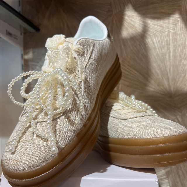 Basket beige avec des perles