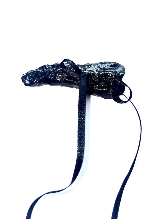 'black bow' hairclip