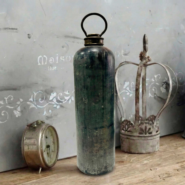 Botella Calentadora Alemana Antigua (c. 1910-1930) – Metal con Pátina Original – 28x8 cm