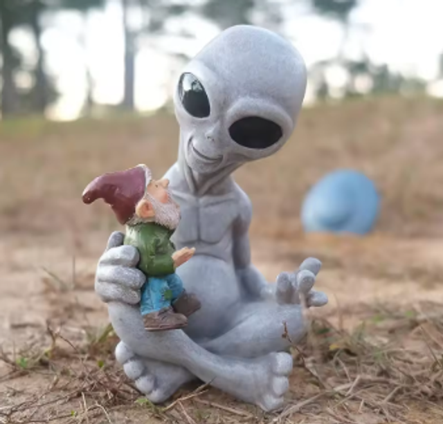 Grey Alien tuinbeeldje alien met kabouter (16cm)