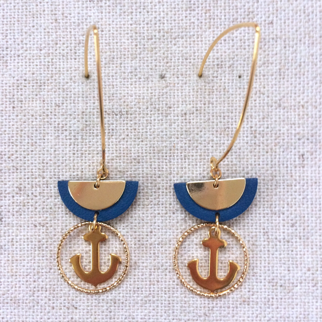 Boucles d’oreilles « Coda » dorées, cuir bleu primaire