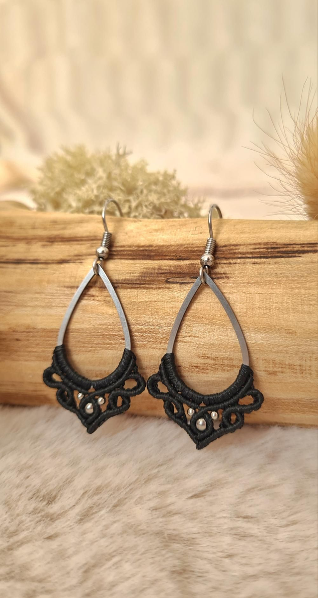 Boucles d'oreilles Arya argentées pendantes légères en macramé