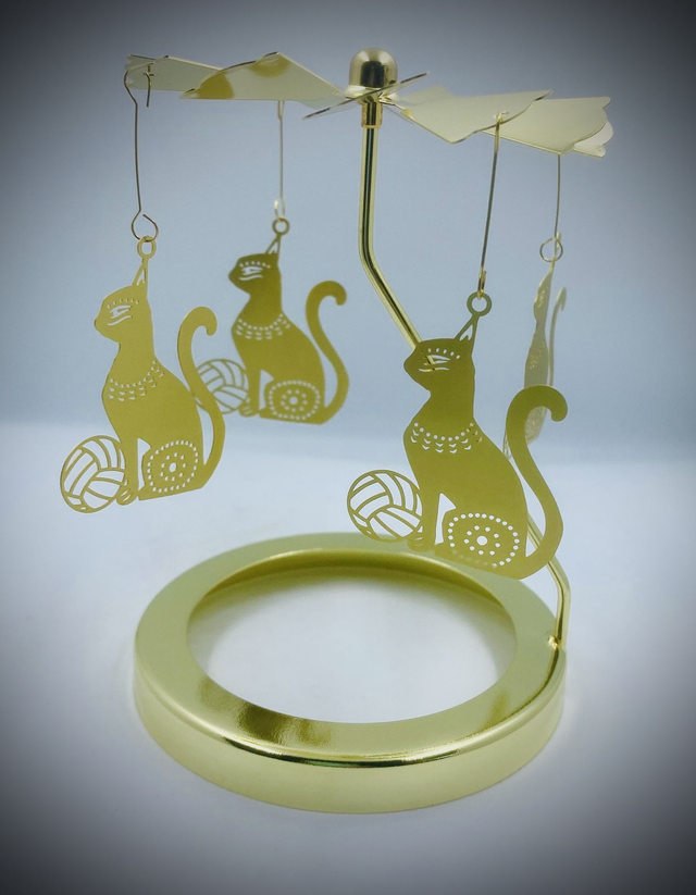 Carrousel porte-bougie chats égyptiens et pelotes dorés