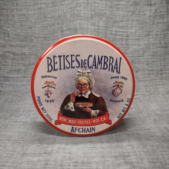 Bêtises de Cambrai | Ronde (kleine) metalen verpakkingsdoos met deksel &#039;Zoete Zonde&#039; snoepjes (diameter 14,0 cm | hoogte 5,0 cm) | Vintage