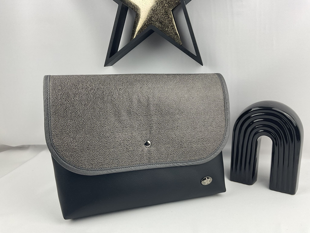 Housse Tablette – Noir &amp; Rabat Texturé Acier