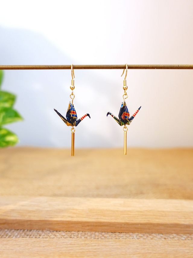 Boucles d&#039;oreilles origami grues, oiseaux / INOX doré / Papier japonais washi / Bleu marine, or /