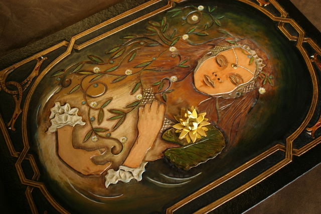 Ophélie, tableau en cuir repoussé