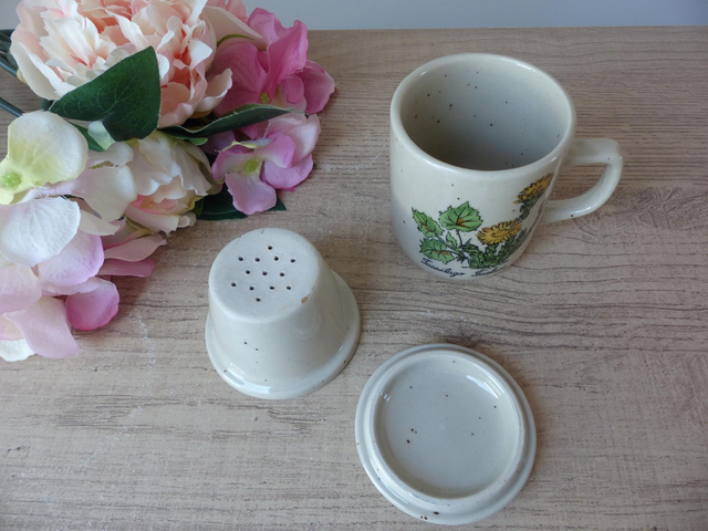 Tisanière Vintage en Grès Mouchetté – Décor Botanique Tussilage Jaune – Tasse avec Filtre et Couvercle – Style Campagne et Bohème – Cadeau