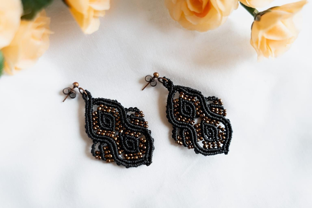 Boucles d&#039;oreilles en micro-macramé noir et perles cuivrés 