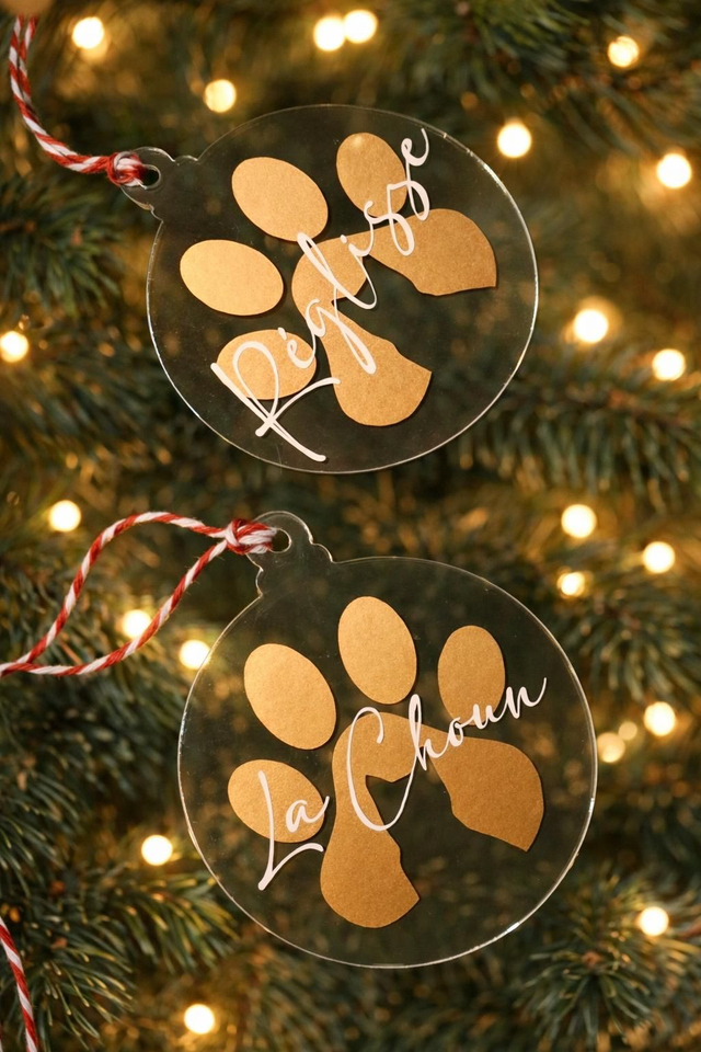 Boule de Noël plexi personnalisée – patte de chat avec prénom