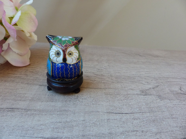 Mignon Petit Hibou Bleu en Laiton Cloisonné sur Socle en Bois, hibou miniature cloisonné, hibou décoratif, hibou style asiatique, collection