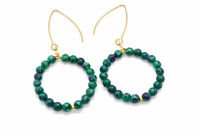 Boucles d’Oreilles Créoles « Lueur Boréale » en Zoïsite Rubis – Création Artisanale