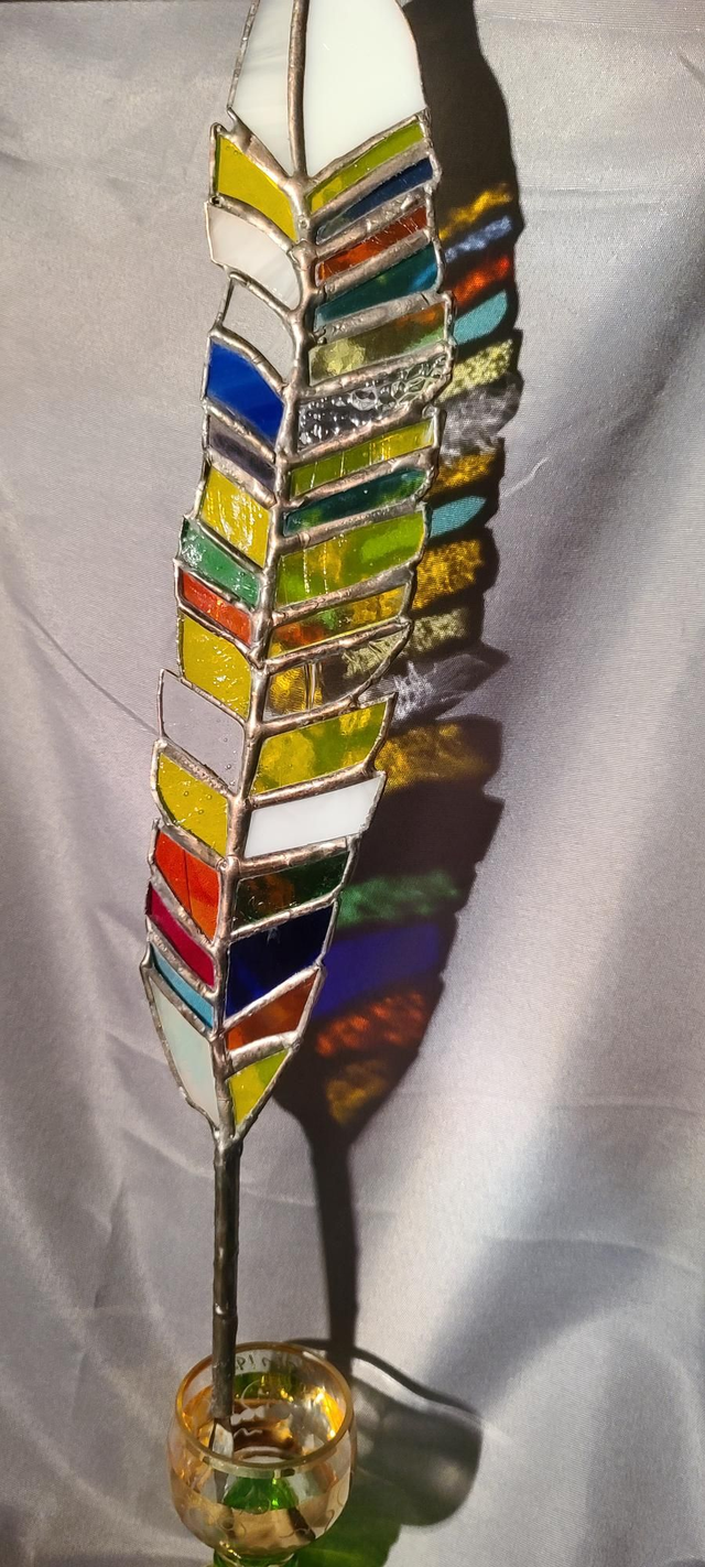 Plume en verres multicolores en Tiffany.