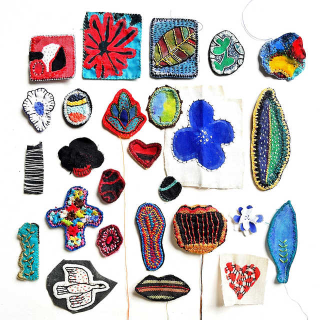 Vide-atelier art textile/lot de 26 pièces peintes et brodées (non terminées)