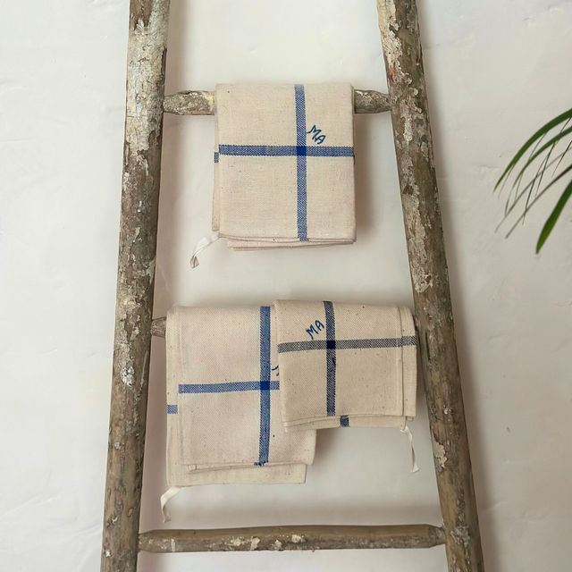 les torchons au liseré bleu, monogramme M.A