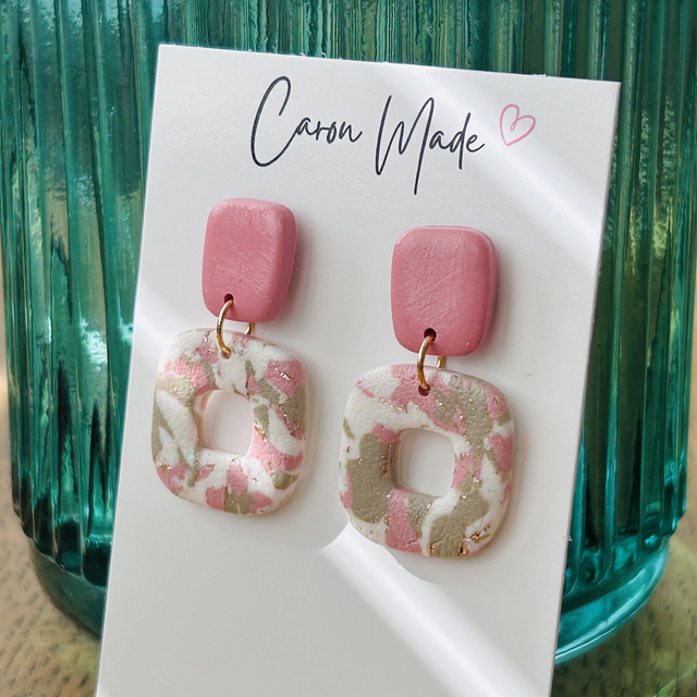 Pink and beige marbled rounded square earrings