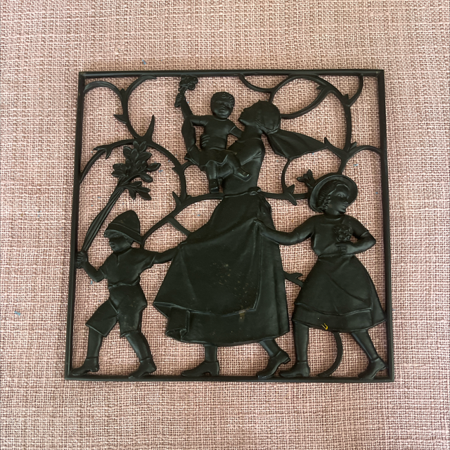 Gusseisernes Relief Sonntagsfreude  