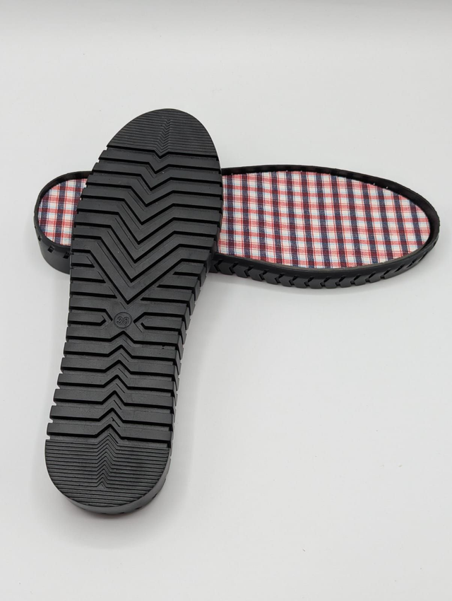 Semelles noires perforées pour chaussures crochetées – Adultes