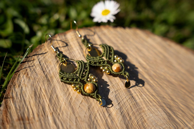Boucles d'oreilles en micro-macramé couleur kaki avec une pierre Jaspe Paysage